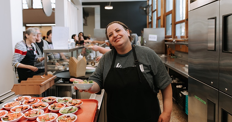 Femme avec un tablier dans une cafétéria