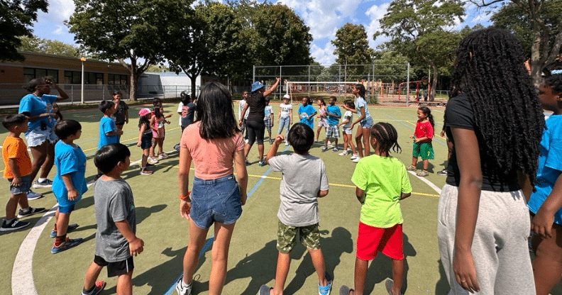 Groupe d'enfants qui jouent dehors